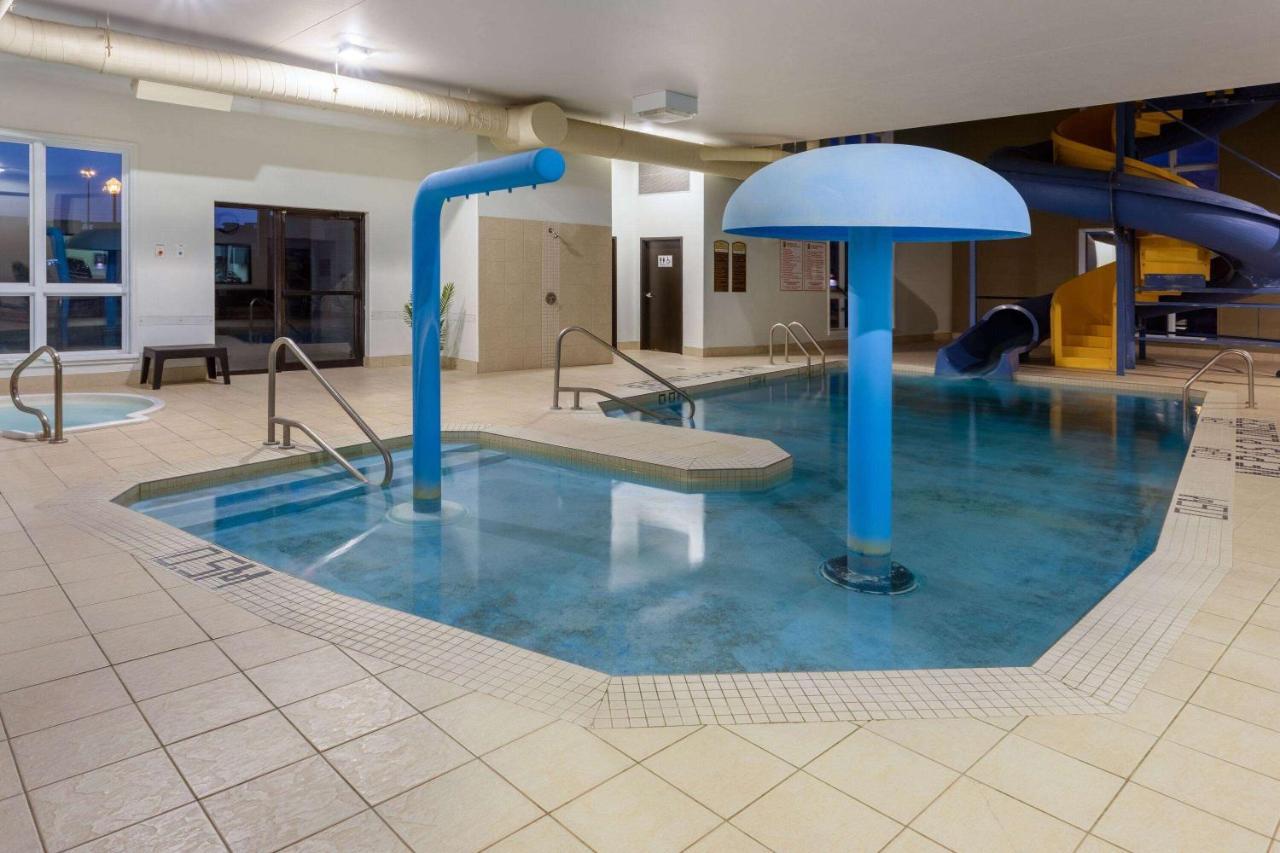 Super 8 By Wyndham Lachenaie/Terrebonne Ngoại thất bức ảnh