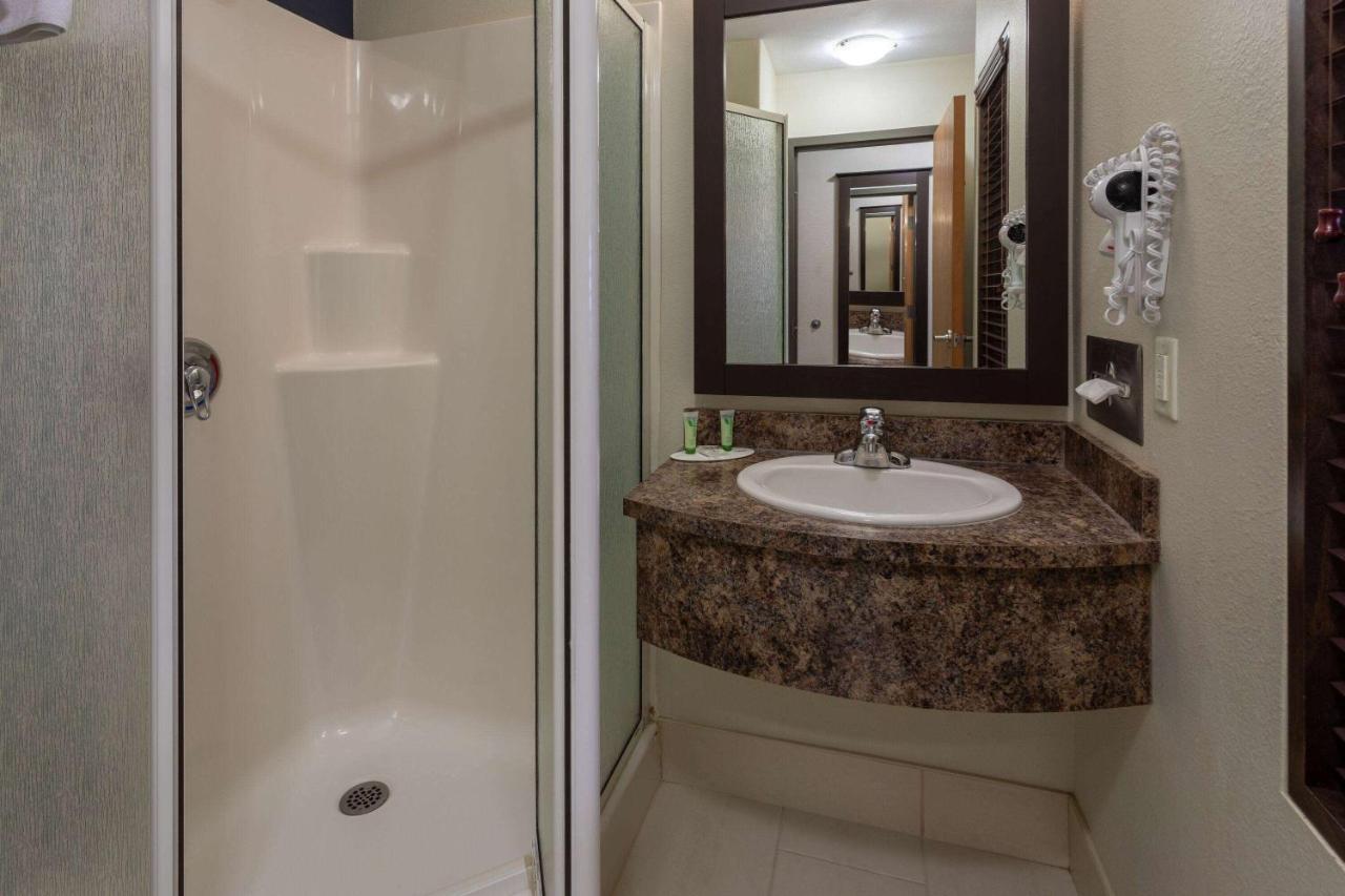 Super 8 By Wyndham Lachenaie/Terrebonne Ngoại thất bức ảnh