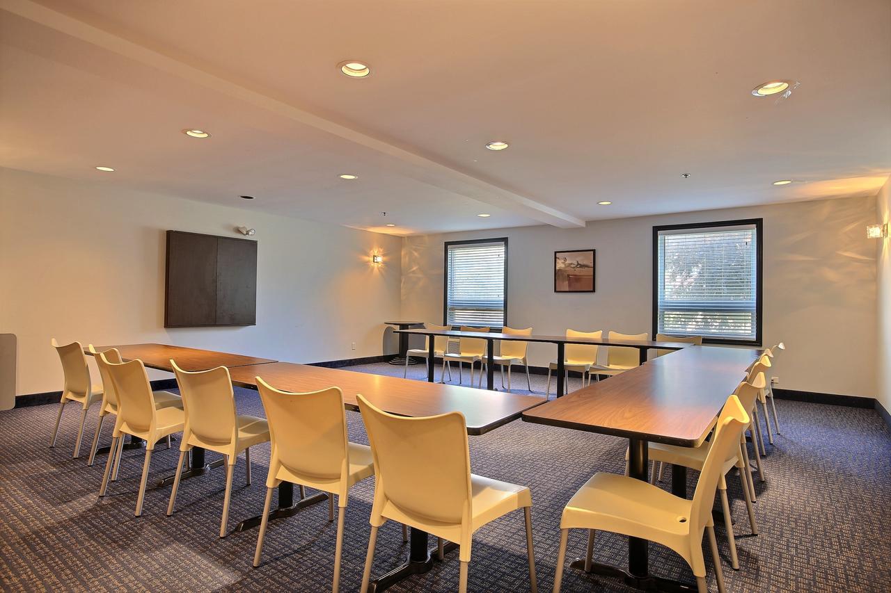 Super 8 By Wyndham Lachenaie/Terrebonne Ngoại thất bức ảnh