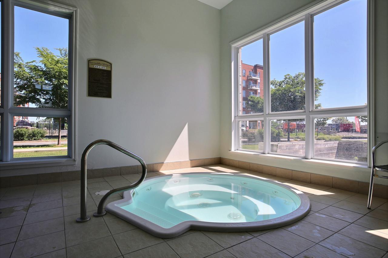 Super 8 By Wyndham Lachenaie/Terrebonne Ngoại thất bức ảnh